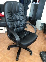 Офисное кресло на колёсиках